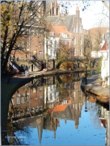 Oude Gracht in late herfstlicht