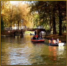 Met een bootje op de singel in herfstkleuren
