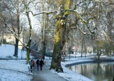 Wandelaars in de buurt van de sterrenwacht aan de binnenkant van een besneeuwde singel oostzijde