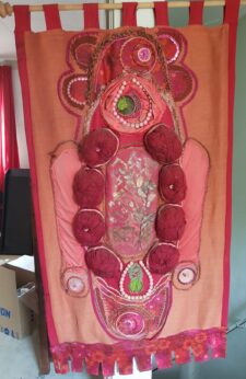 Gestileerd masker omlijst met bollen wol in rood