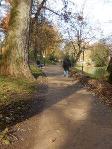 Zocherpark in noordelijke richting met wandelaar
