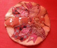 Rond, rood wandkleedje met bloemen