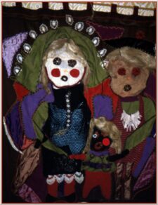 Twee gezichten tegen donkere achtergrond