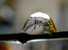 De Wulpstraat gefotografeerd door een regendruppel