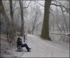Dakloze bij lichte vorst en sneeuw, voorzien van bier en drenk